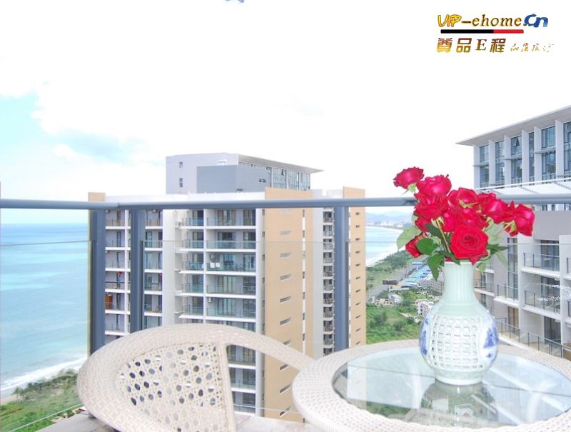 海景阳台藤制观海桌椅，可看三亚湾海景，高层视野好。