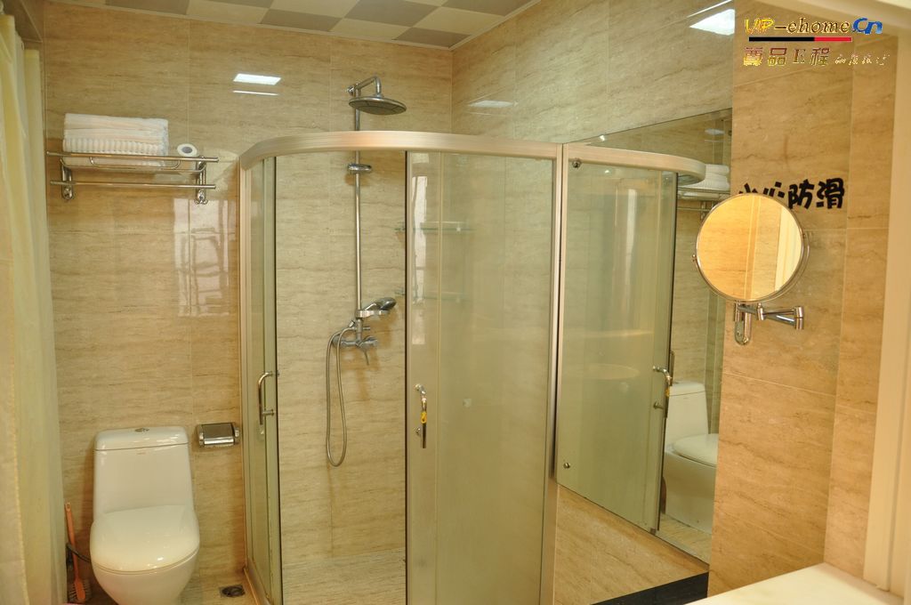 卫浴设备宽大的卫生间，巨型花洒，一扫疲惫的身躯，带来最温暖的舒适放松！